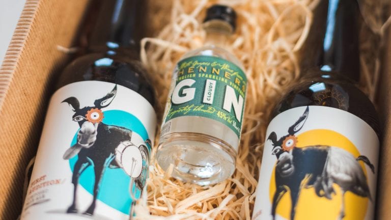 Rude Mechanicals beer and Henners gin together in a gift box