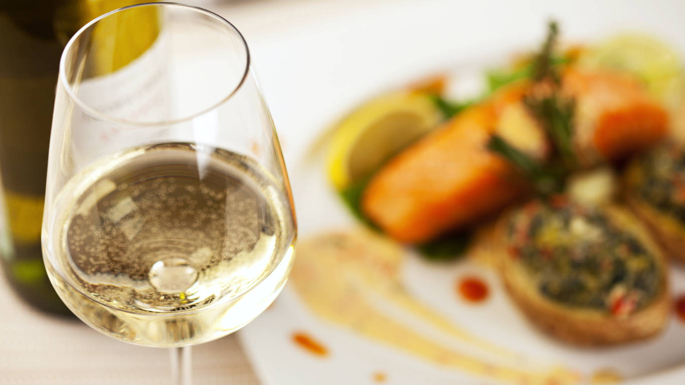  White-wine-glass-with-a-salmon-steak-in-the-background