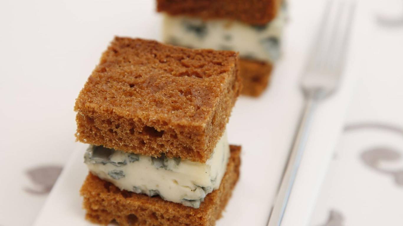 Gingerbread and Blue Cheese Sandwich Bites by Vin De France